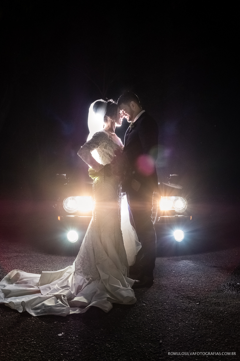 foto dos noivos na frente do carro em sessão pós casamento
