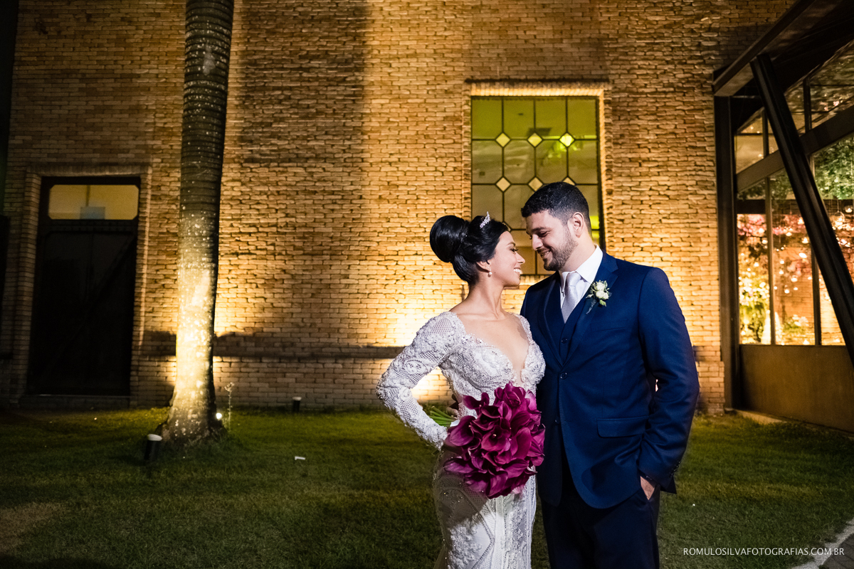 foto dos noivos na frente da casa de recepção usina em belém
