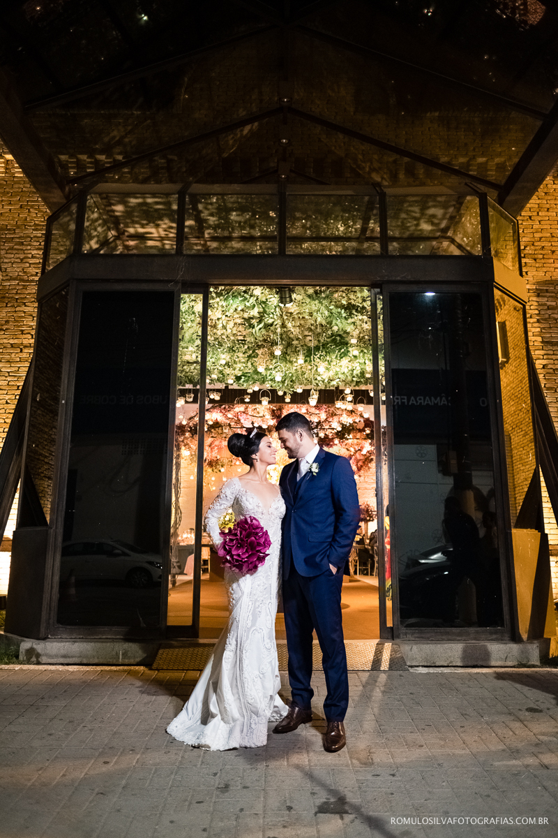 noivos na porta da recepção usina em belém