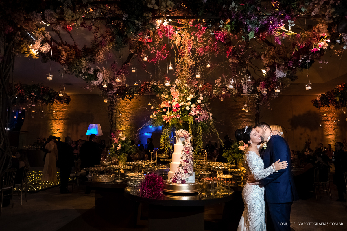 foto dos noivos na frente da mesa da decoração feita na usina em belém