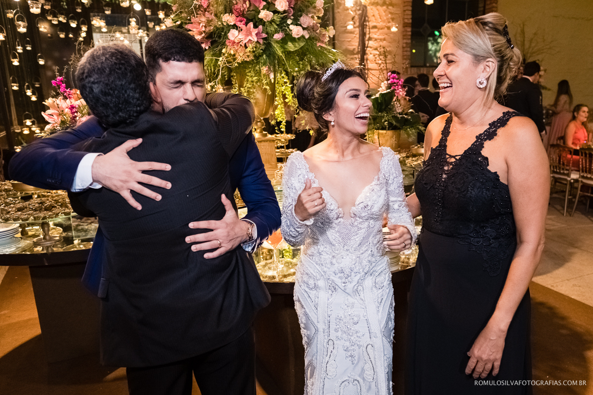 foto espontânea de casamento cumprimento dos convidados aos noivos