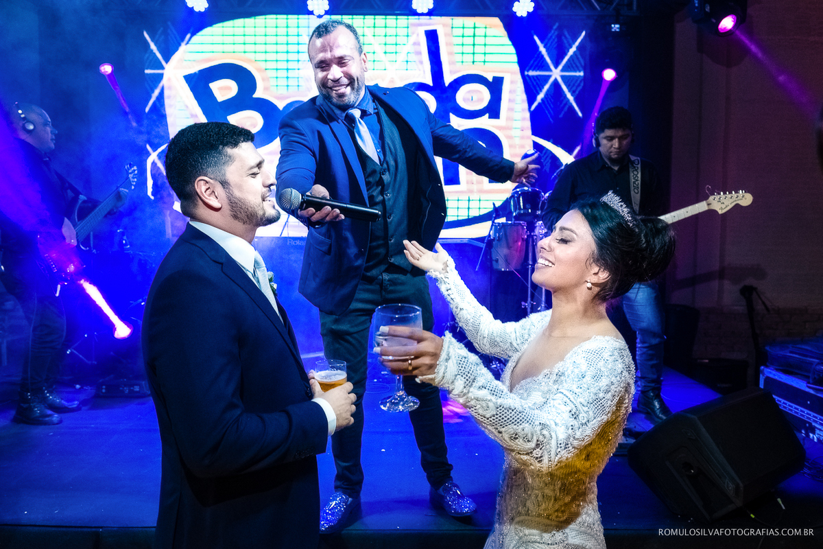 noivos cantando com a banda balada.com em festa de casamento na usina