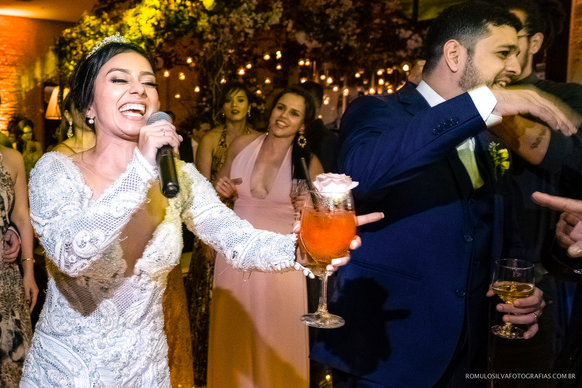 noiva cantando no microfone em festa de casamento na unisa