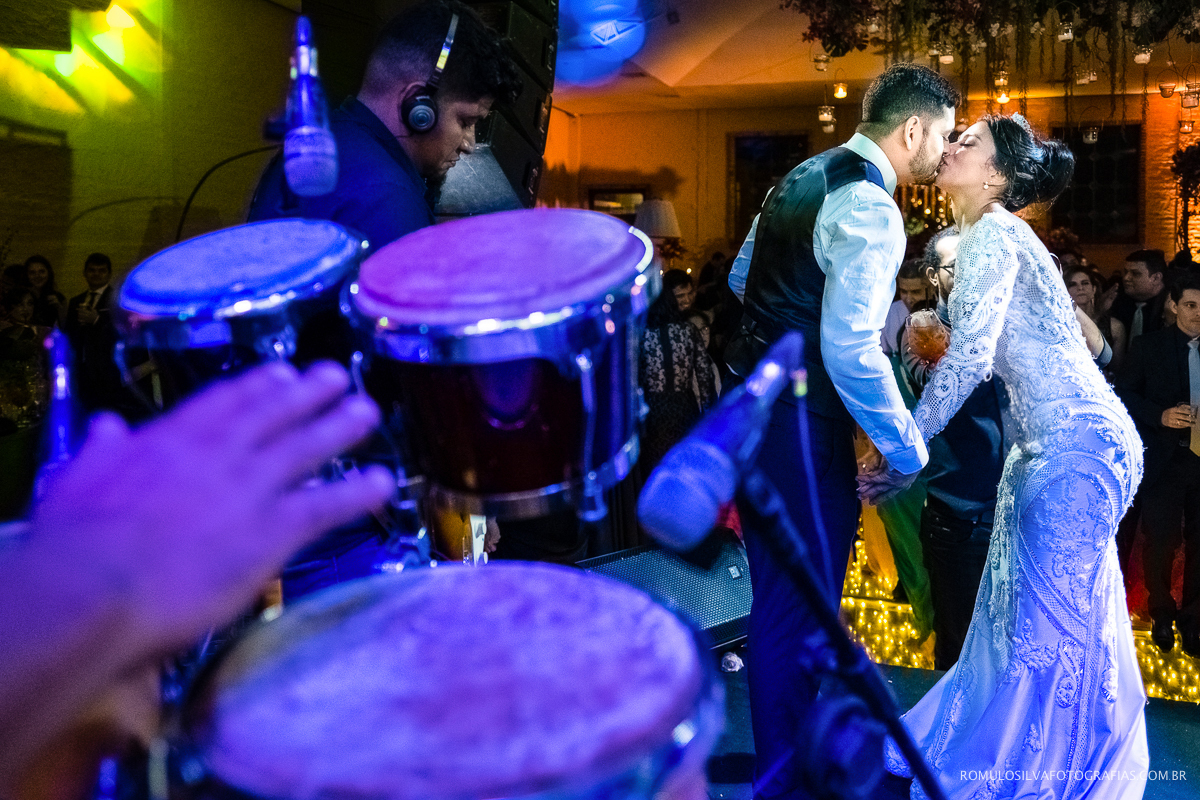 foto criativa dos noivos se beijando em cima do palco na usina em belém