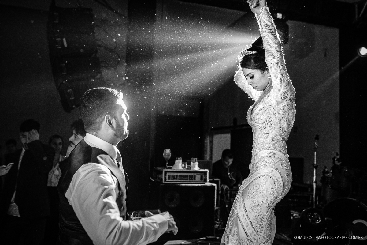 noiva dançando para o noivo em cima do palco da usina