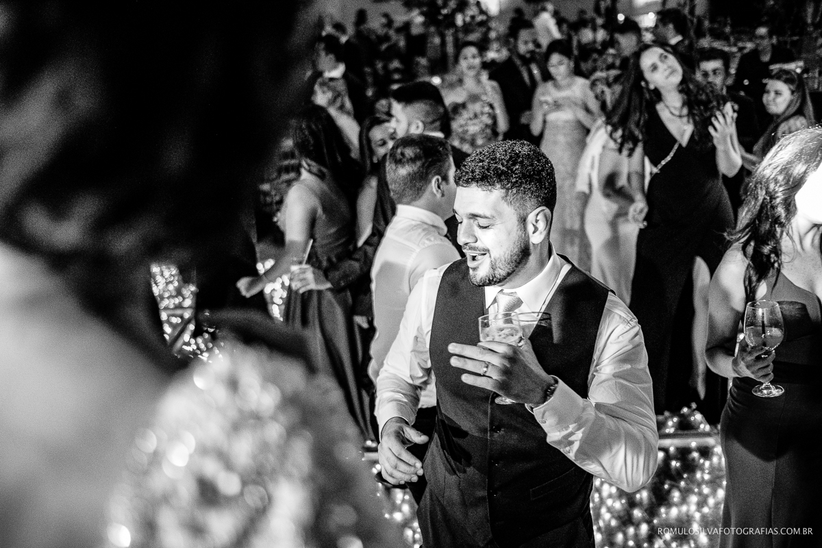 noivo dançando para a noivo na usina em festa de casamento