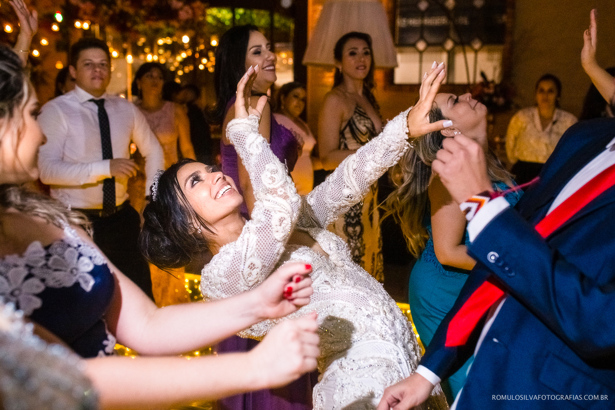 noiva dançando em festa de casamento