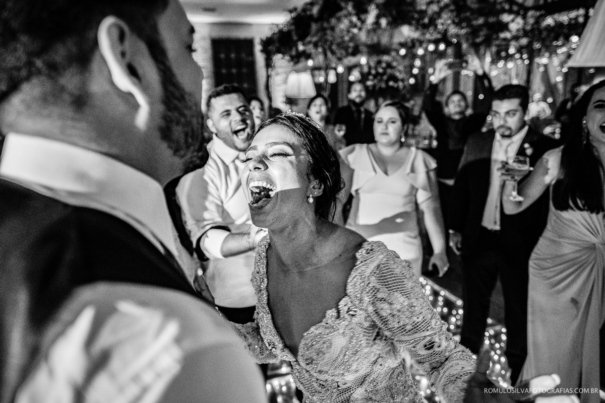 noiva gritando e curtindo a festa de casamento na usina