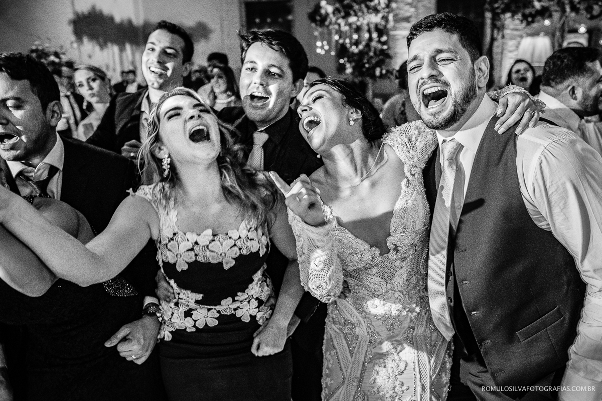 noivos e convidados curtindo a festa de casamento na usina