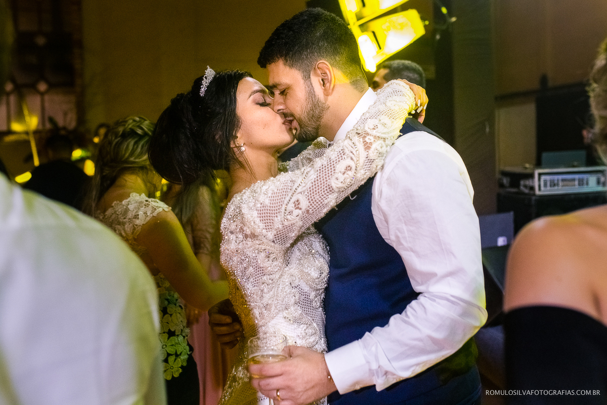 noivos se beijando na pista em festa de casamento na usina