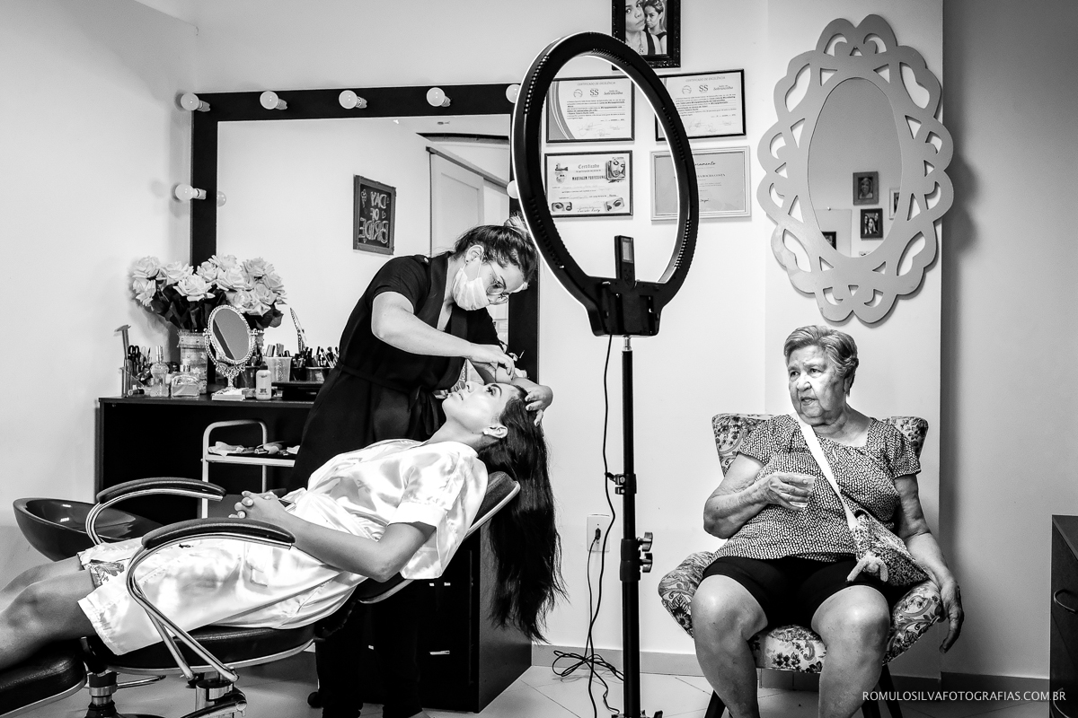 noiva na maquiagem com a sogra olhando