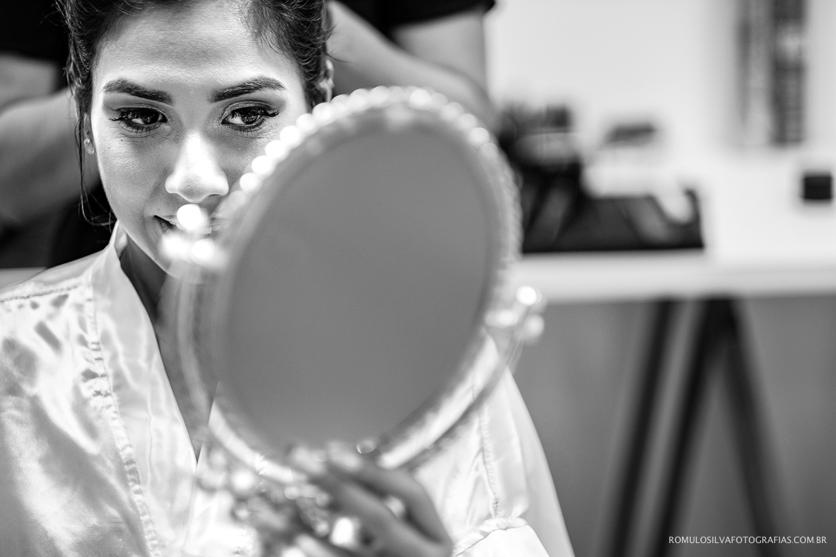 noiva se olhando no espelho 
