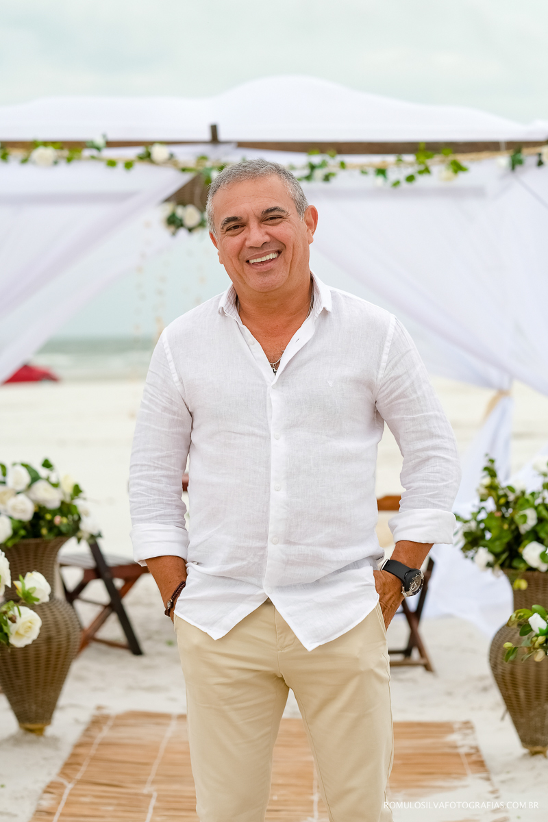 retrato do noivo em casamento íntimo na praia do atalaia em Salinas PA