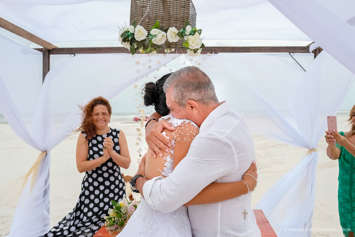 noivos se abraçando em casamento íntimo na praia do atalaia em Salinas PA