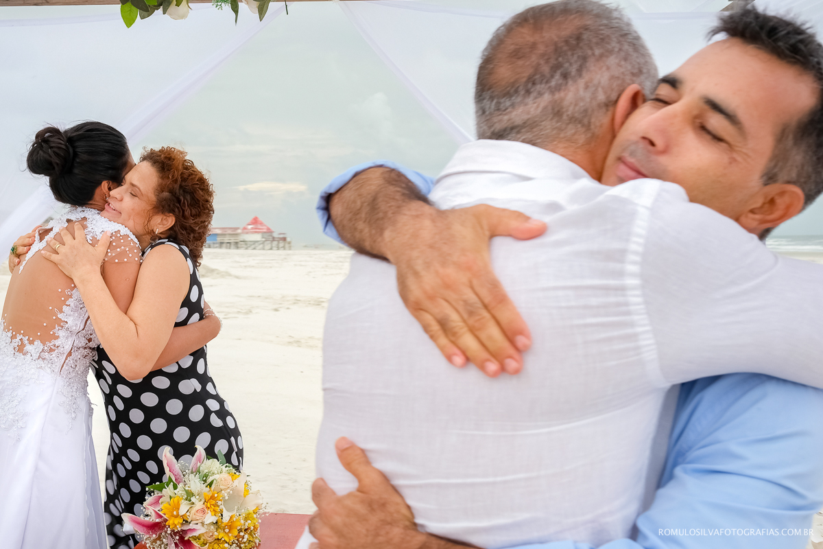 abraços em casamento íntimo na praia do atalaia em Salinas PA