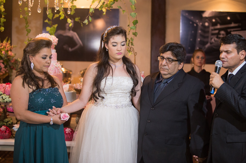 fotos da festa da Karolina 15 anos, com uma linda decoração rosa e rústica