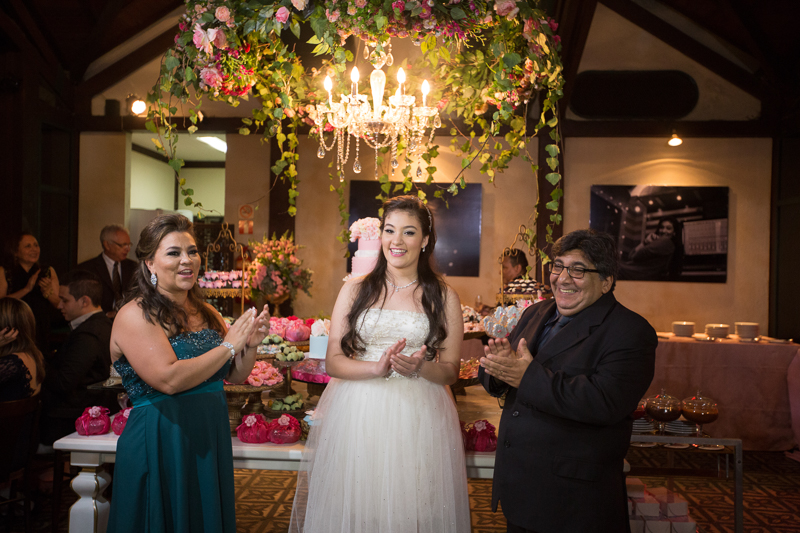 fotos da festa da Karolina 15 anos, com uma linda decoração rosa e rústica