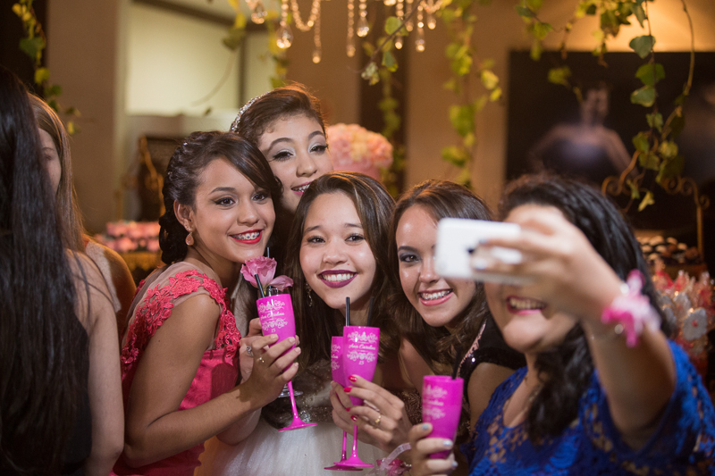 fotos da festa da Karolina 15 anos, com uma linda decoração rosa e rústica