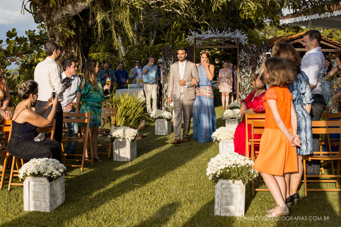 entrada do noivo com a mãe em casamento ao ar livre no chalé da zuzu em Mosqueiro pa