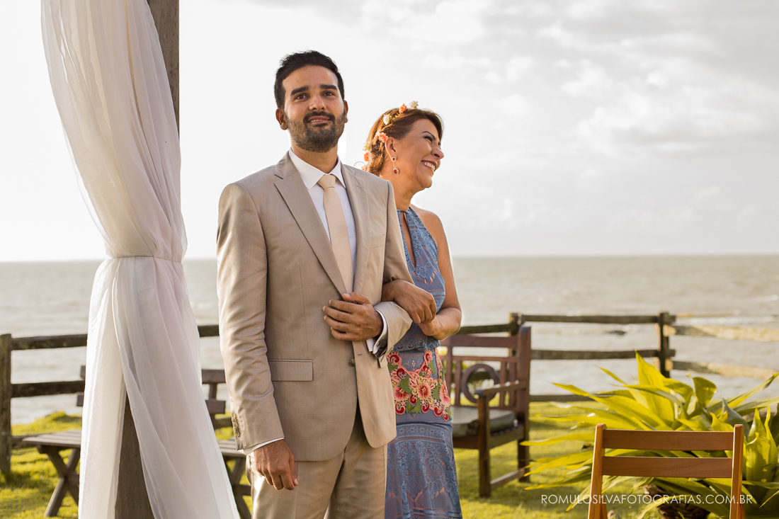 reação do noivo ao ver a noiva entrar em casamento no fim de tarde 