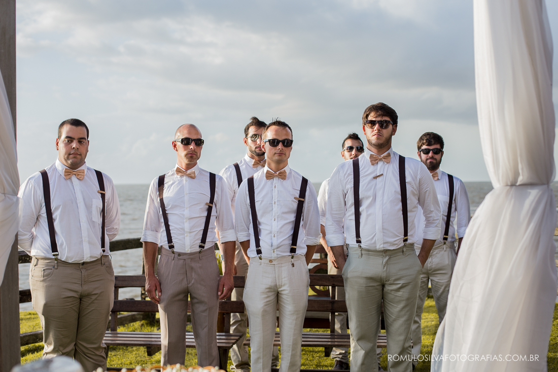 padrinhos estilosos em cerimônia de casamento ao ar livre no chalé da zuzu