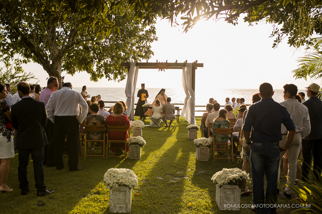 imagem aberta do chalé da zuzu em cerimônia de casamento ao ar livre no fim de tarde 