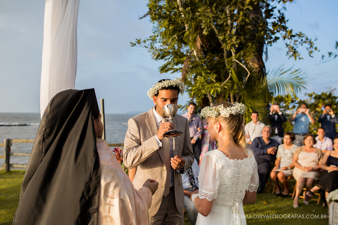 noivos tomando vinho na cerimonia de casamento ao ar livre 