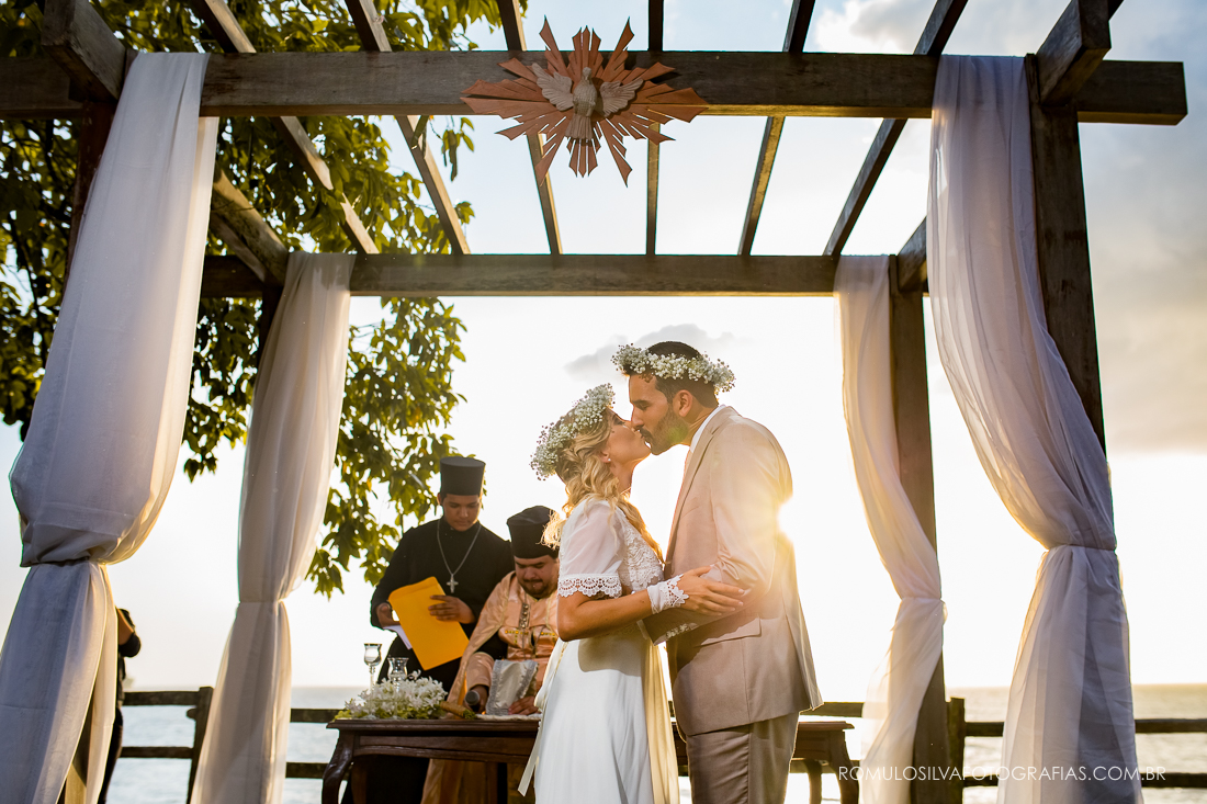 foto do beijo de Júlia e João realizado de dia no Chalé da zuzu em Mosqueiro, e fotografado por Romulo Silva Fotografias, fotógrafo de casamentos e ensaios em Belém do Pará