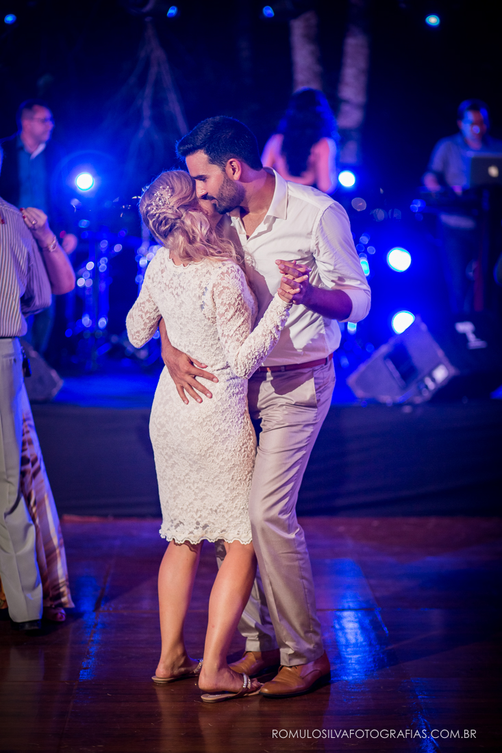 noivo dançando com a noiva em festa de casamento no chalé