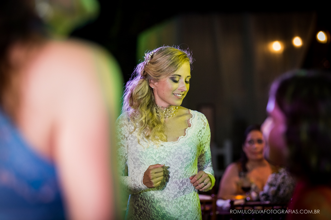 detalhe da noiva dançando na festa de casamento no chalé da zuzu