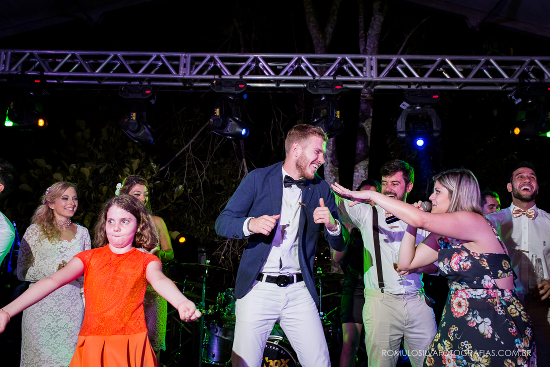 convidado dançando em festa de casamento no chalé da zuzu