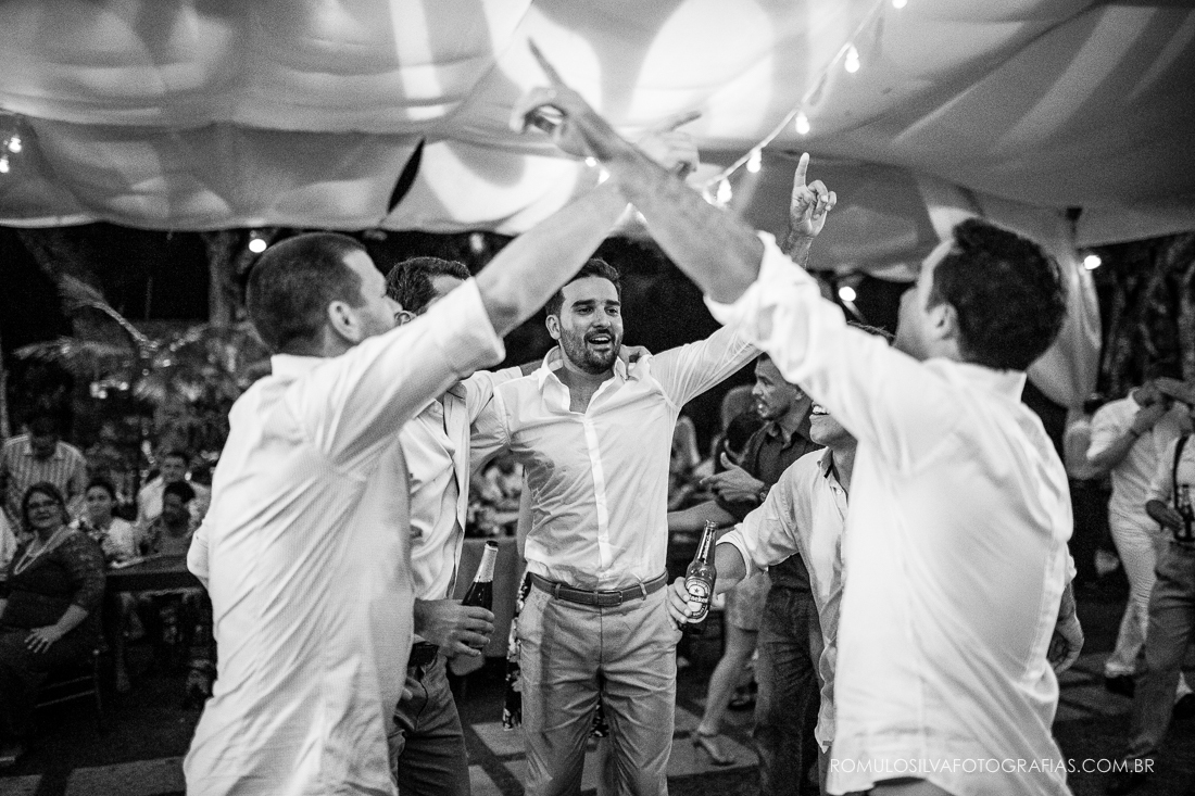 noivo dançando com os padrinhos em festa de casamento no chalé da zuzu em Mosqueiro pa