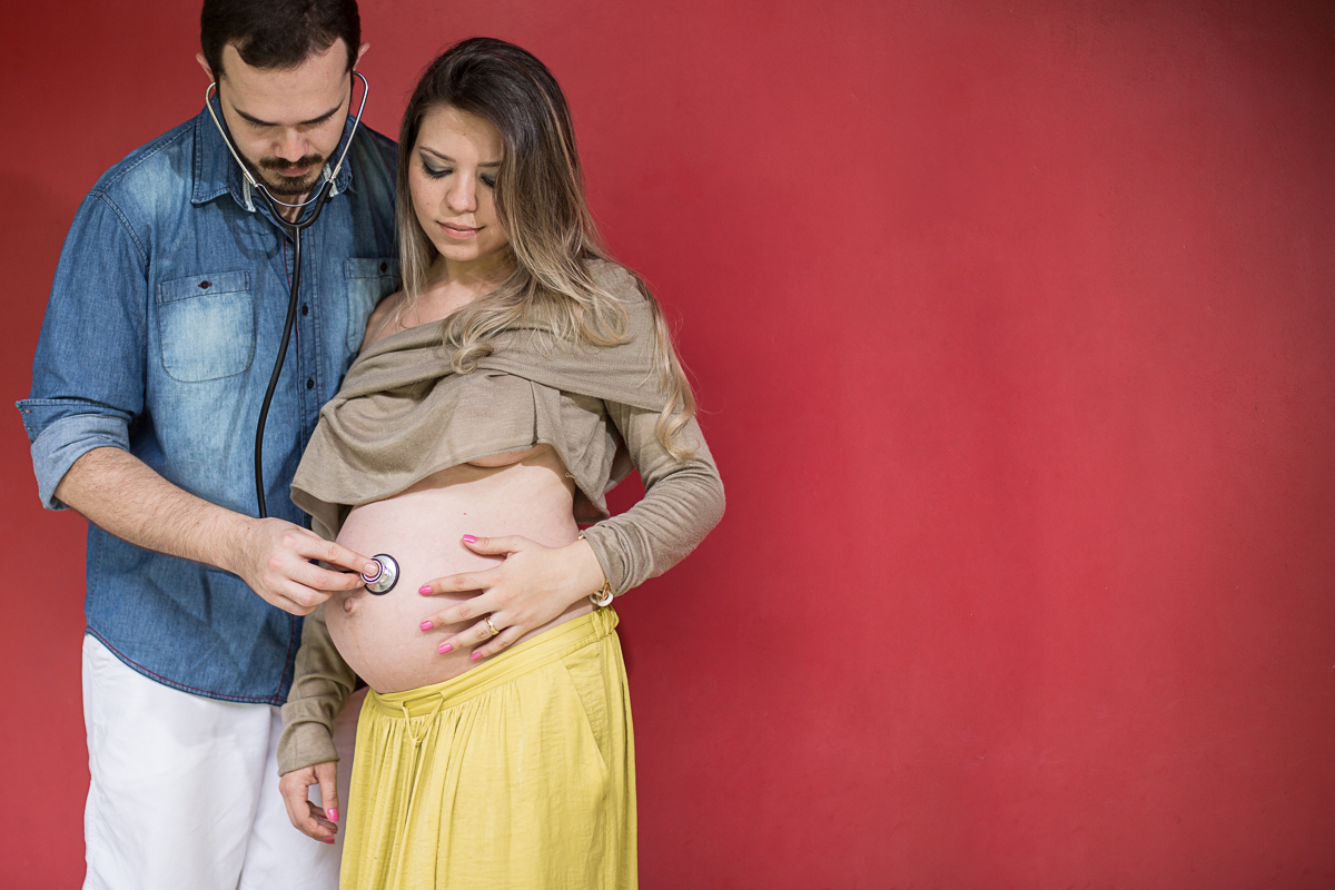 Ensaio romântico  de gestante com roupa leves