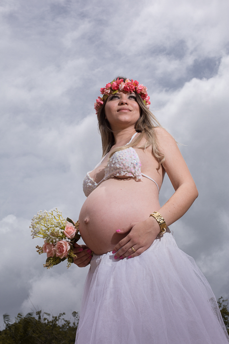Ensaio romântico  de gestante na praia