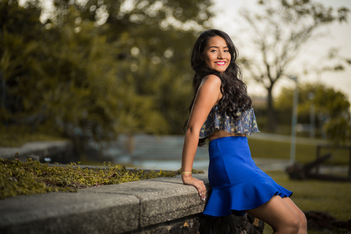 pose perfeita para fotos de 15 anos com roupas coloridas