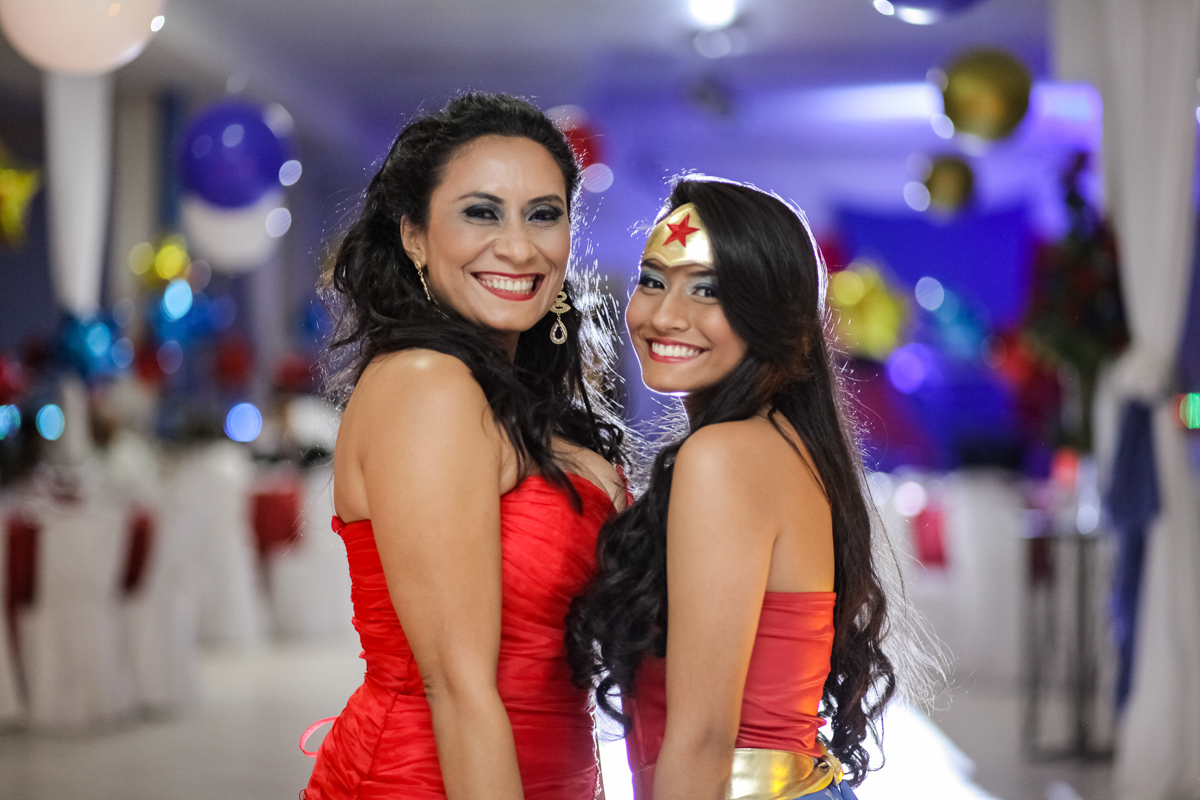 fotos da festa da Larissa 15 anos, com uma linda decoração com tema da Super Gril