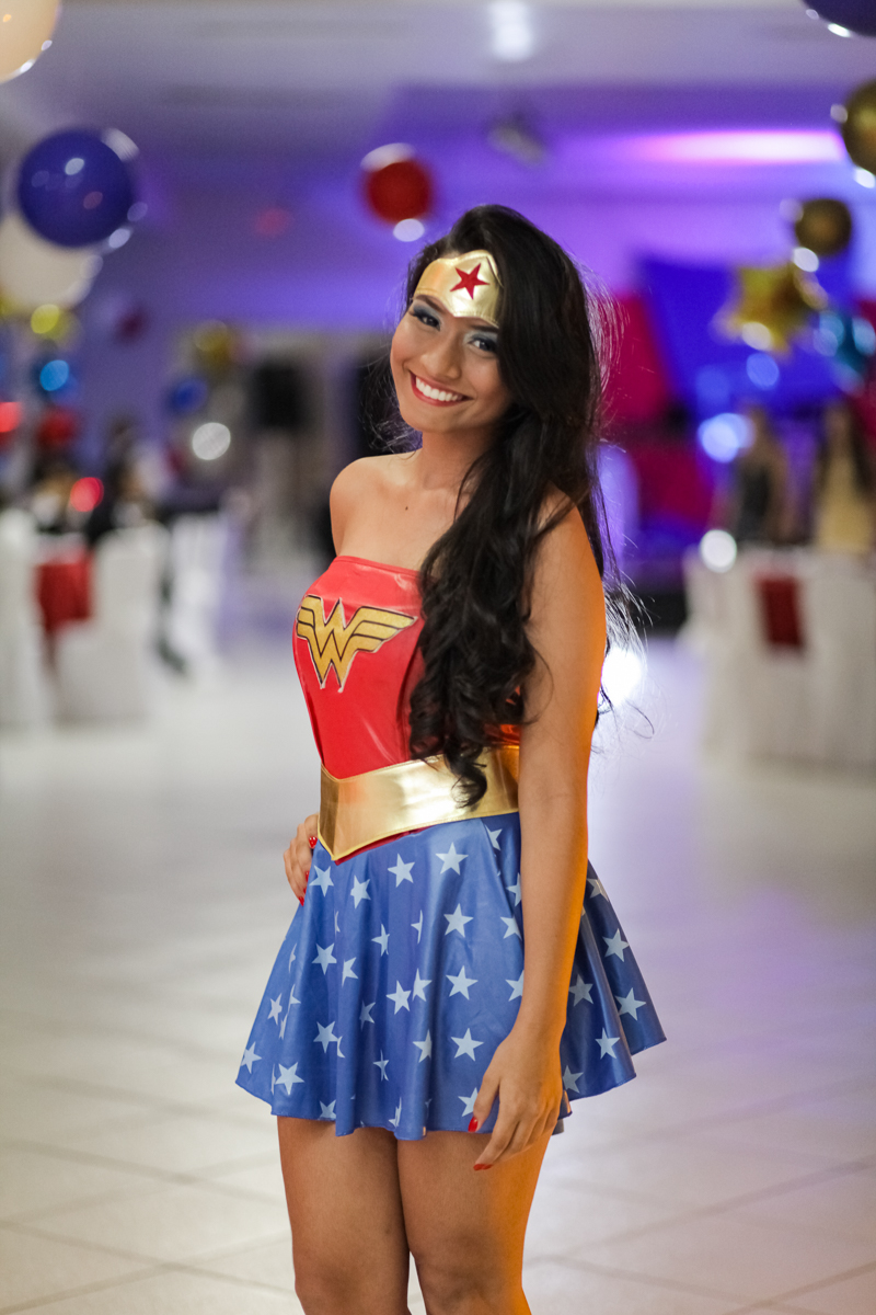 fotos da festa da Larissa 15 anos, com uma linda decoração com tema da Super Gril