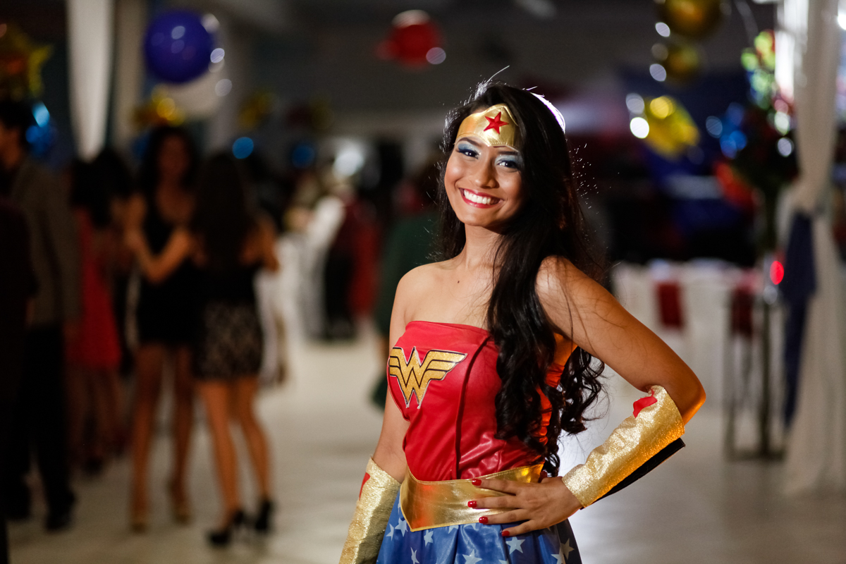 fotos da festa da Larissa 15 anos, com uma linda decoração com tema da Super Gril