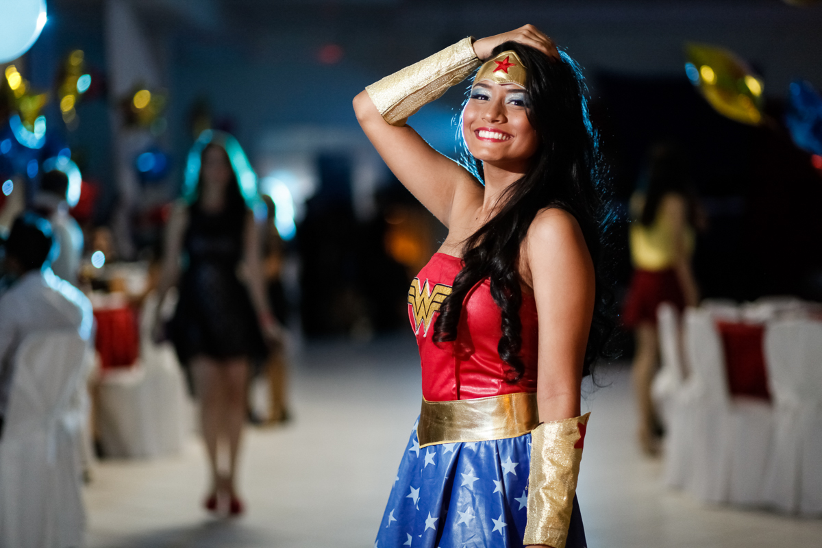 fotos da festa da Larissa 15 anos, com uma linda decoração com tema da Super Gril