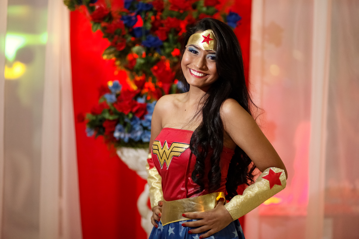 fotos da festa da Larissa 15 anos, com uma linda decoração com tema da Super Gril