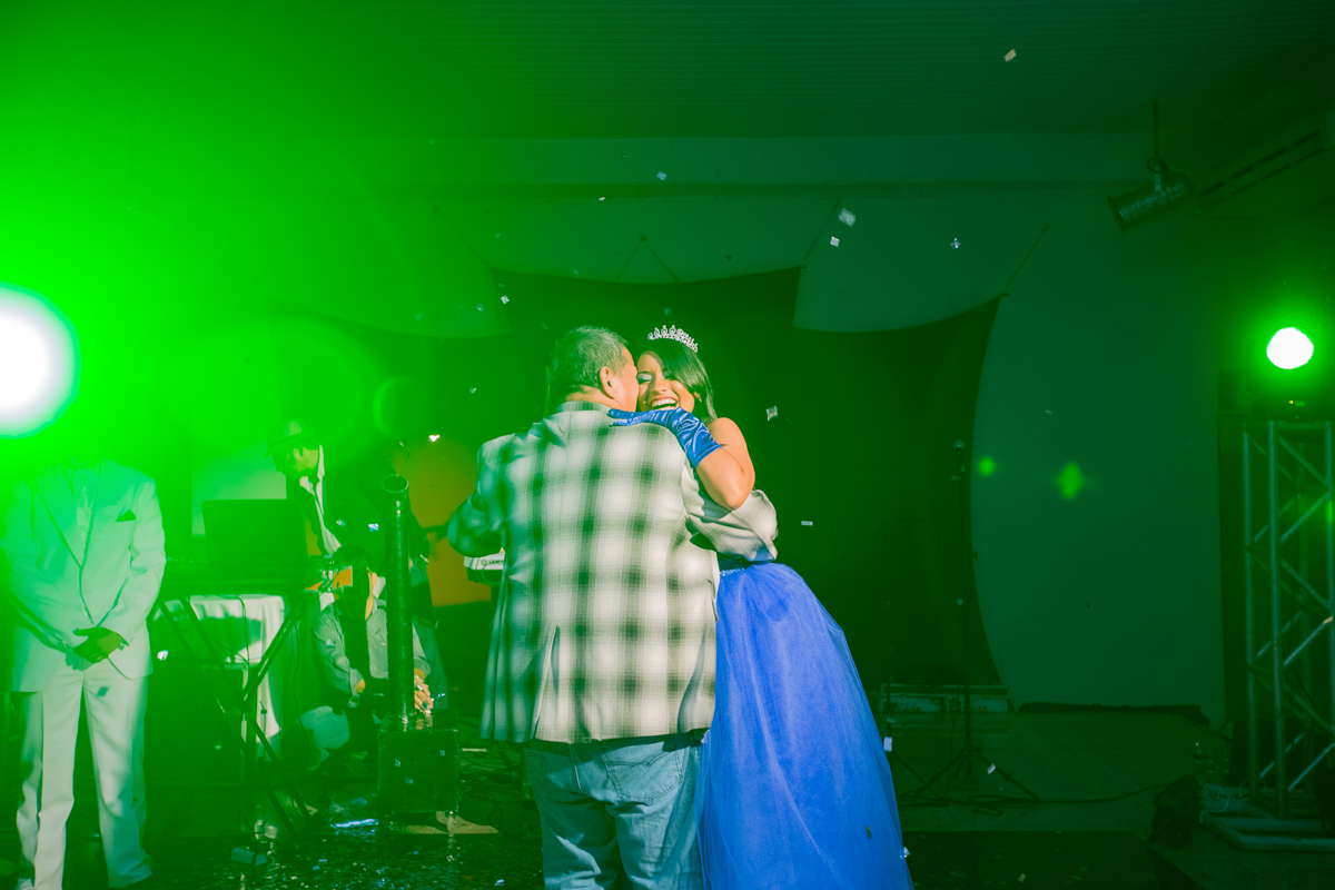 fotos da festa da Larissa 15 anos, com uma linda decoração com tema da Super Gril