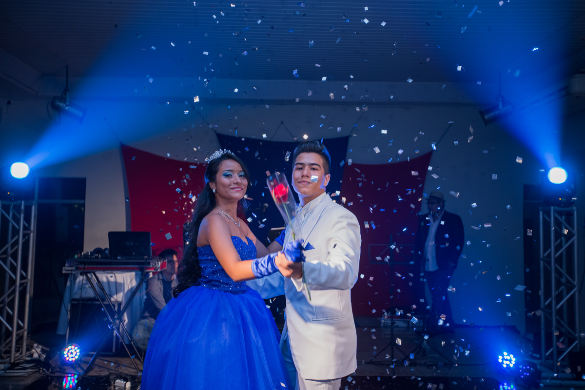 fotos da festa da Larissa 15 anos, com uma linda decoração com tema da Super Gril