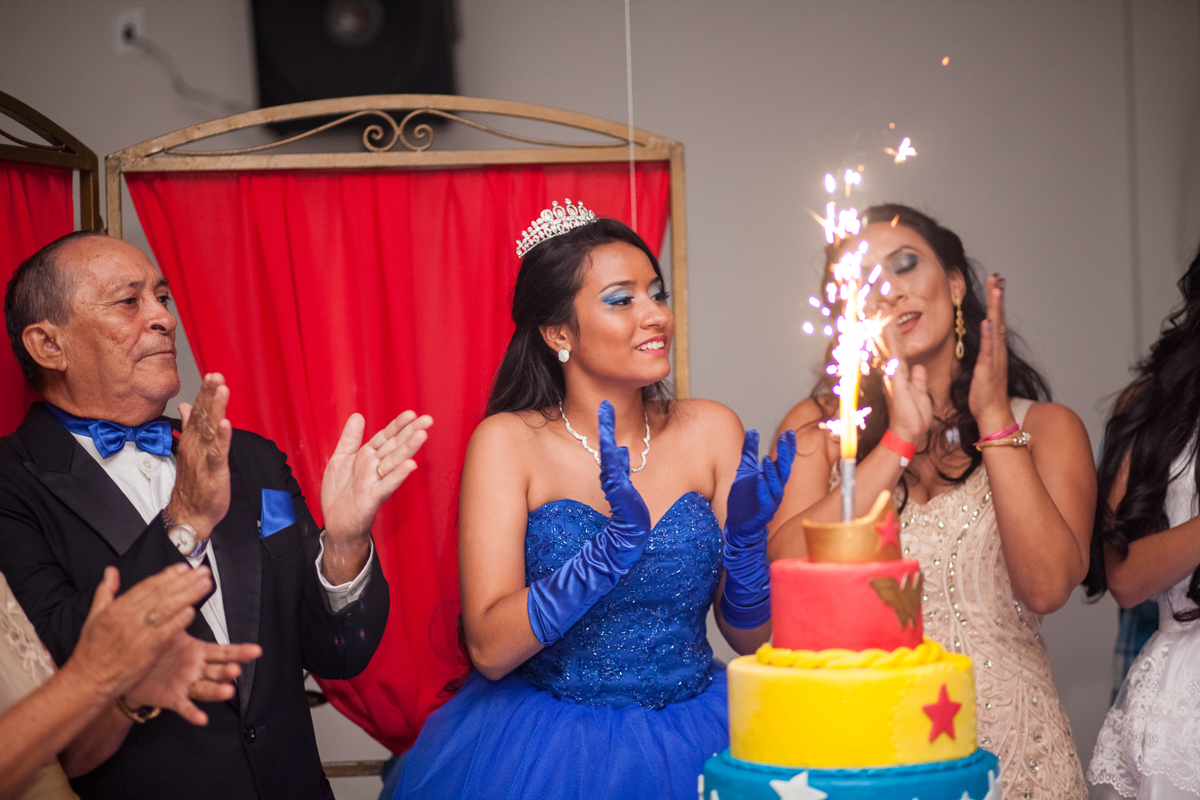 fotos da festa da Larissa 15 anos, com uma linda decoração com tema da Super Gril