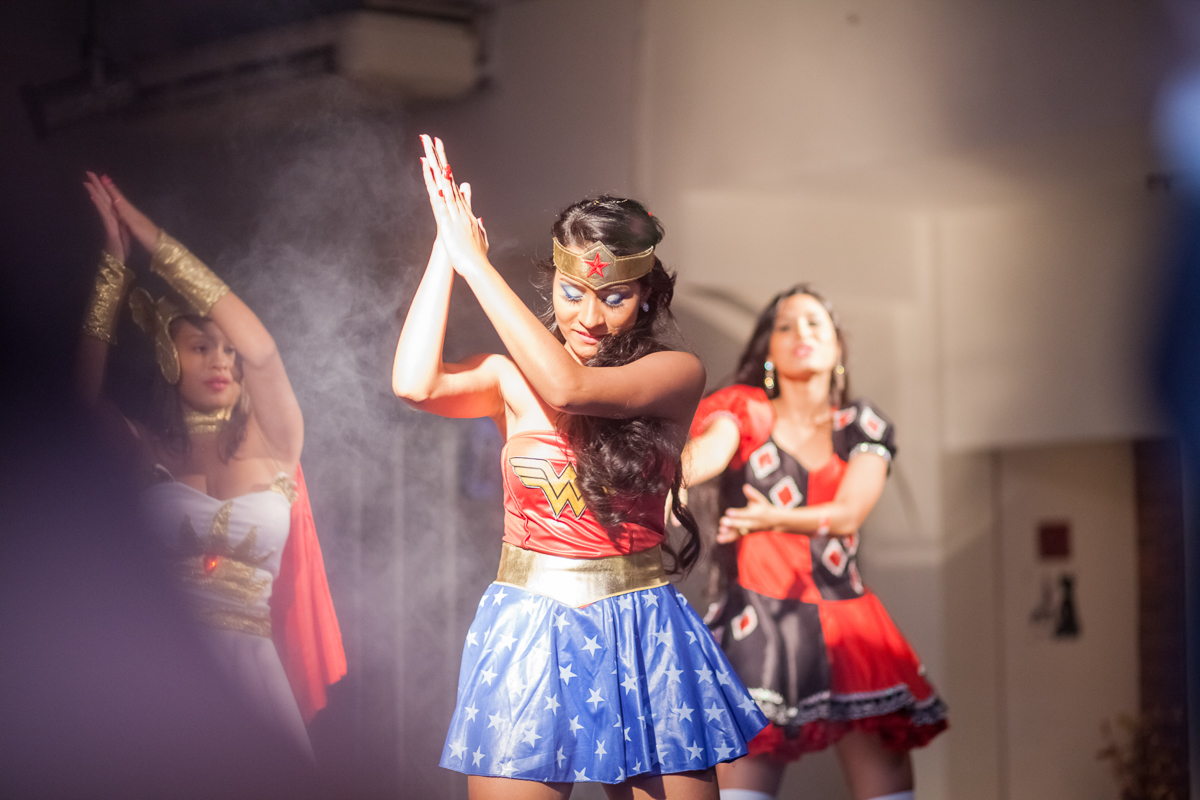 fotos da festa da Larissa 15 anos, com uma linda decoração com tema da Super Gril