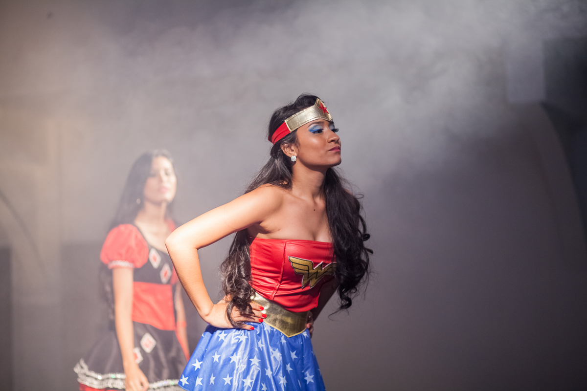 fotos da festa da Larissa 15 anos, com uma linda decoração com tema da Super Gril