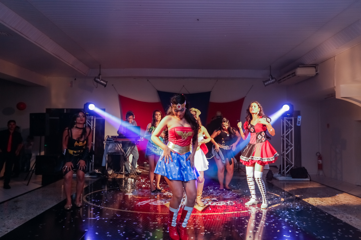 fotos da festa da Larissa 15 anos, com uma linda decoração com tema da Super Gril