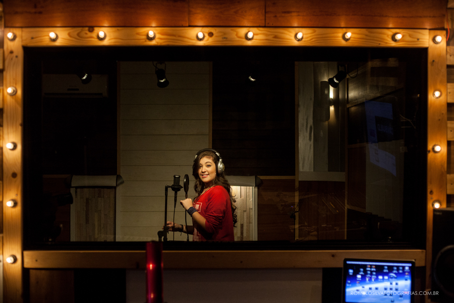 Ensaio de 15 anos da Karolina cantando no estúdio de Gravação