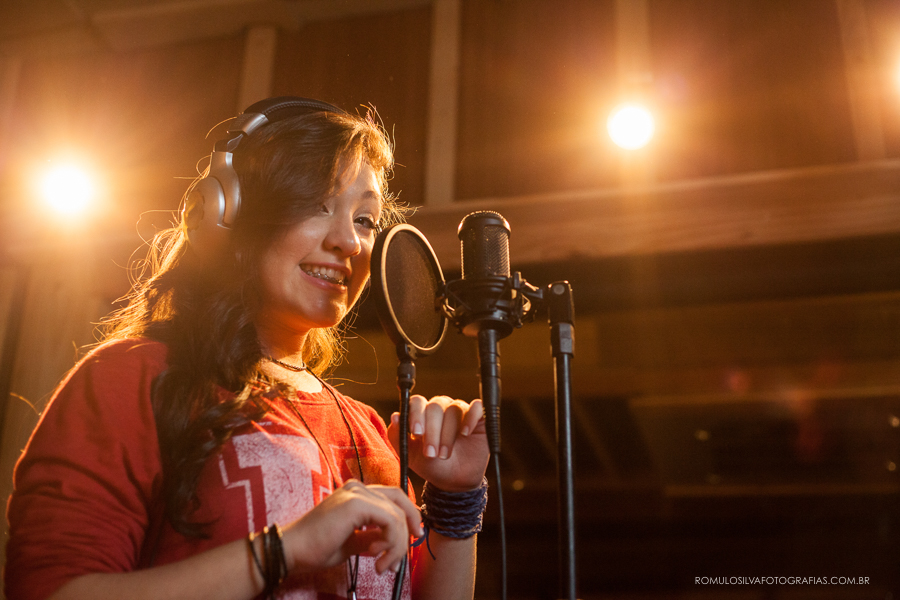 Ensaio de 15 anos da Karolina cantando no estúdio de Gravação