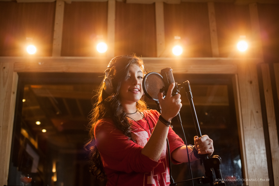Ensaio de 15 anos da Karolina cantando no estúdio de Gravação