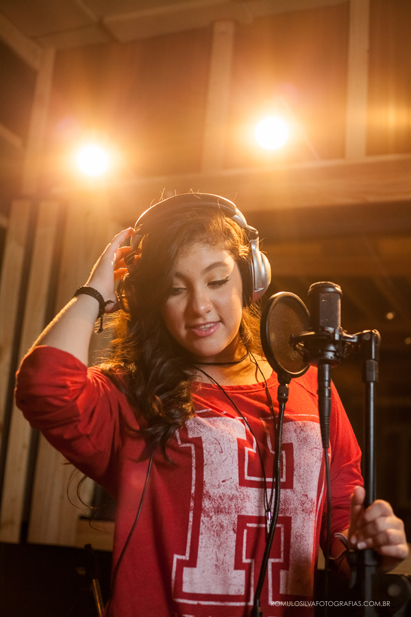 Ensaio de 15 anos da Karolina cantando no estúdio de Gravação
